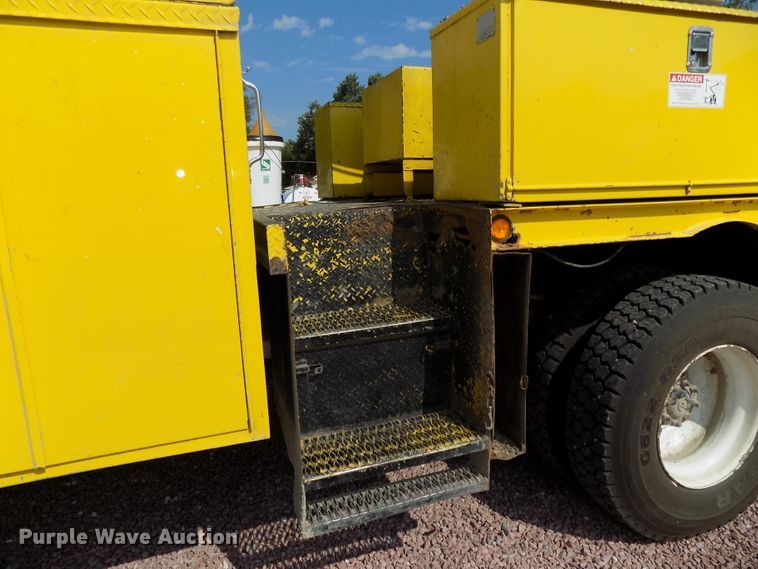 image for item DG2449 2006 International 7300 bucket truck