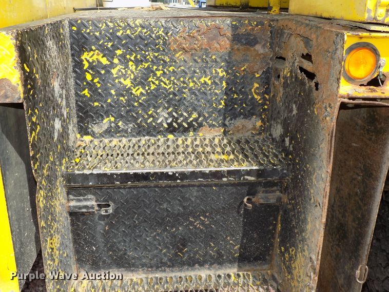 image for item DG2449 2006 International 7300 bucket truck