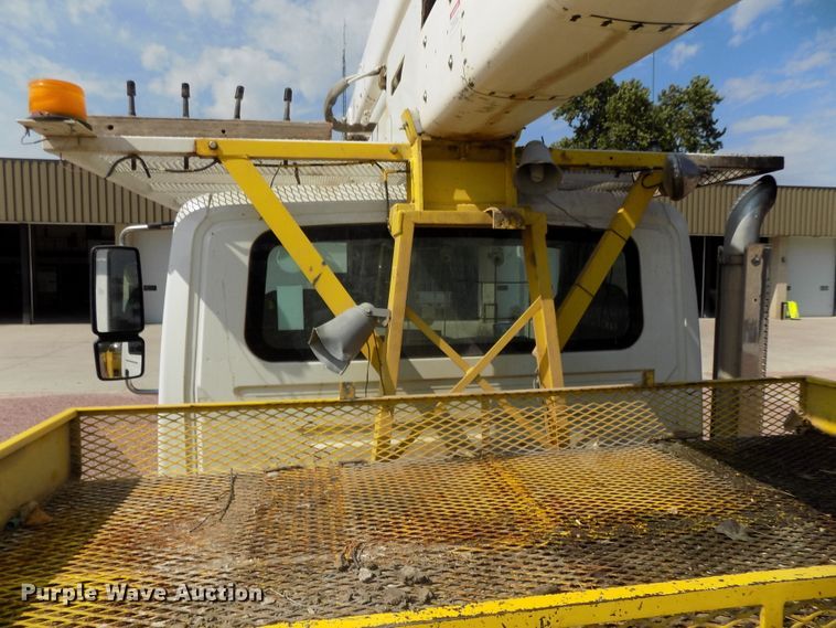image for item DG2449 2006 International 7300 bucket truck