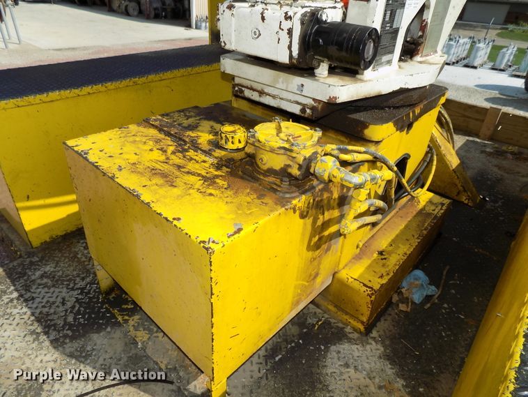 image for item DG2449 2006 International 7300 bucket truck