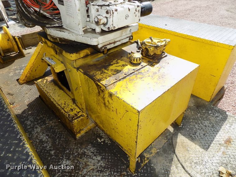 image for item DG2449 2006 International 7300 bucket truck