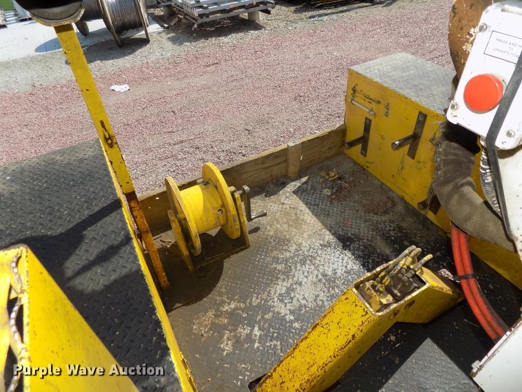 image for item DG2449 2006 International 7300 bucket truck