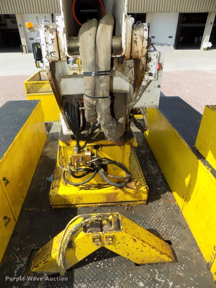 image for item DG2449 2006 International 7300 bucket truck