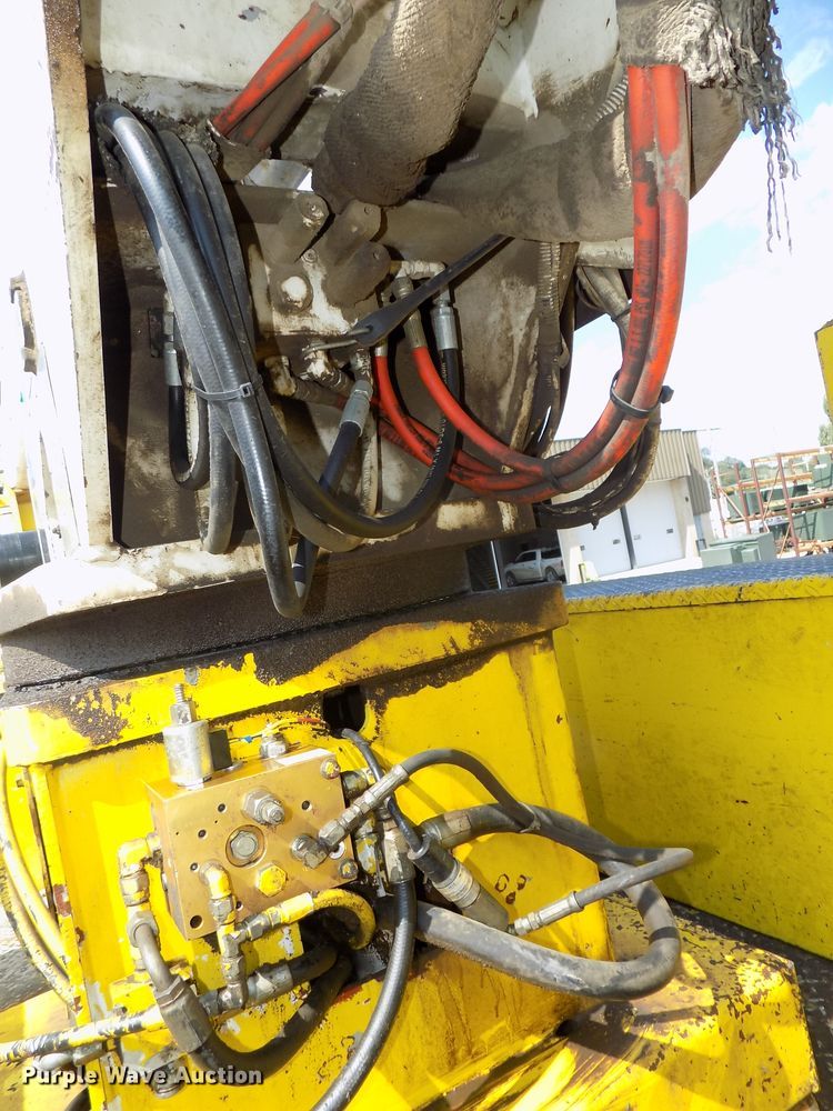 image for item DG2449 2006 International 7300 bucket truck