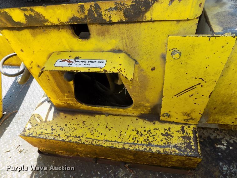 image for item DG2449 2006 International 7300 bucket truck