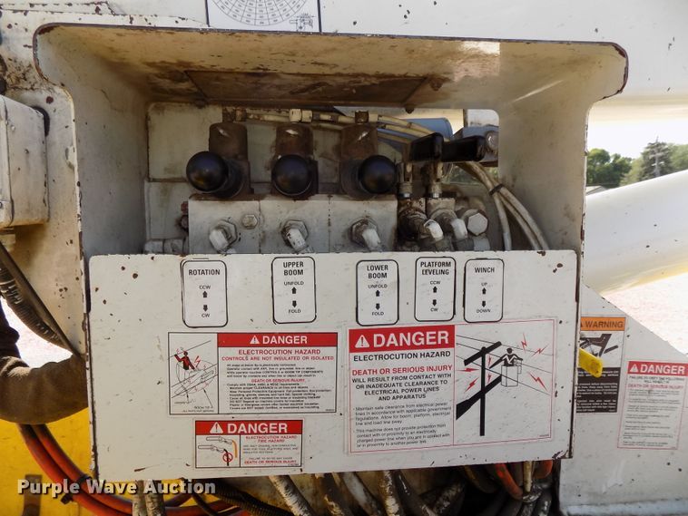 image for item DG2449 2006 International 7300 bucket truck