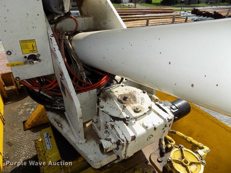 image for item DG2449 2006 International 7300 bucket truck