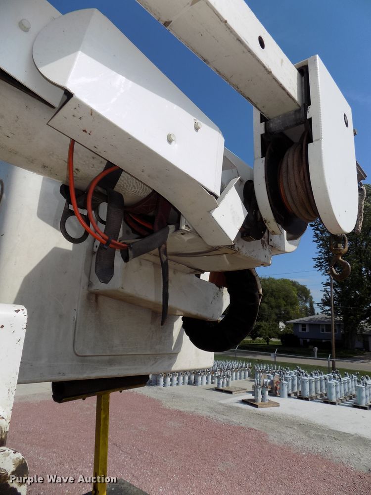 image for item DG2449 2006 International 7300 bucket truck