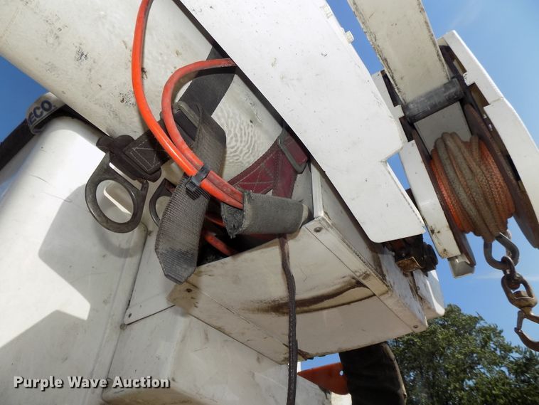 image for item DG2449 2006 International 7300 bucket truck