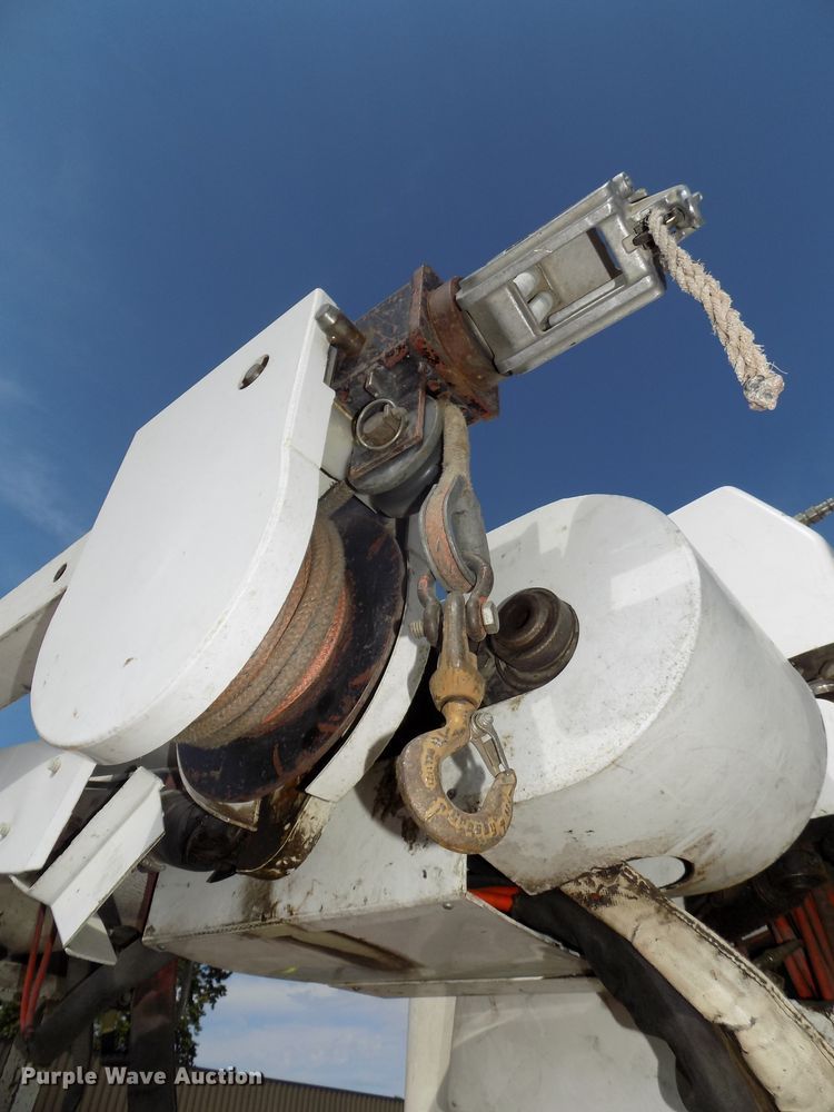 image for item DG2449 2006 International 7300 bucket truck