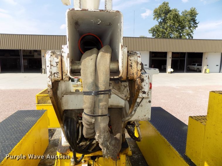 image for item DG2449 2006 International 7300 bucket truck