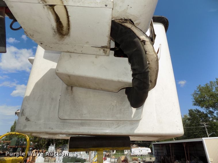 image for item DG2449 2006 International 7300 bucket truck