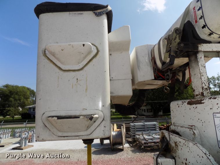 image for item DG2449 2006 International 7300 bucket truck