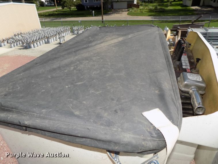 image for item DG2449 2006 International 7300 bucket truck