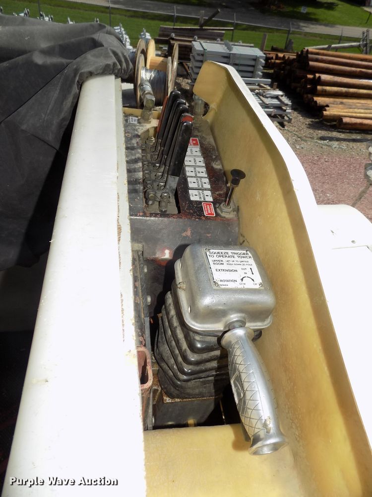 image for item DG2449 2006 International 7300 bucket truck