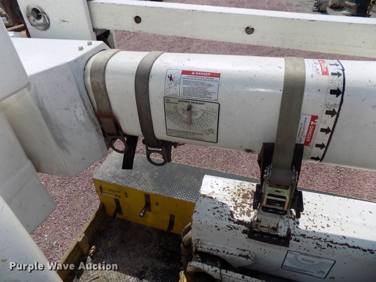 image for item DG2449 2006 International 7300 bucket truck