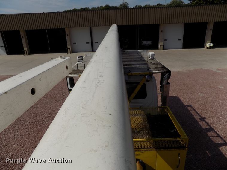 image for item DG2449 2006 International 7300 bucket truck