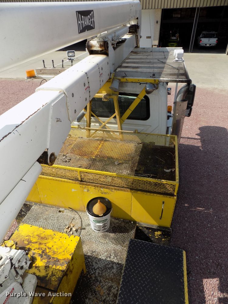 image for item DG2449 2006 International 7300 bucket truck