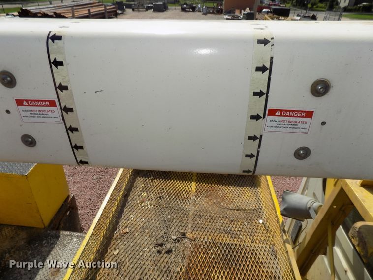 image for item DG2449 2006 International 7300 bucket truck