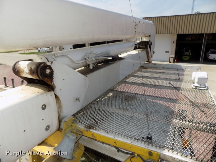 image for item DG2449 2006 International 7300 bucket truck