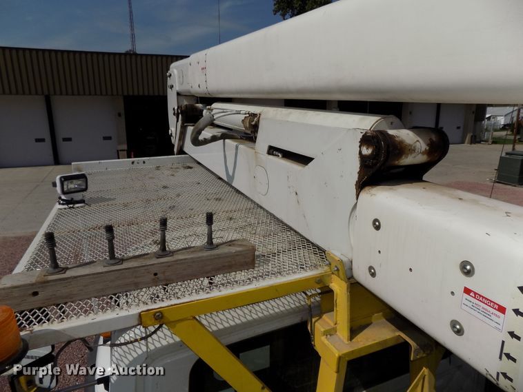 image for item DG2449 2006 International 7300 bucket truck