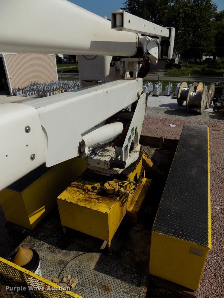 image for item DG2449 2006 International 7300 bucket truck