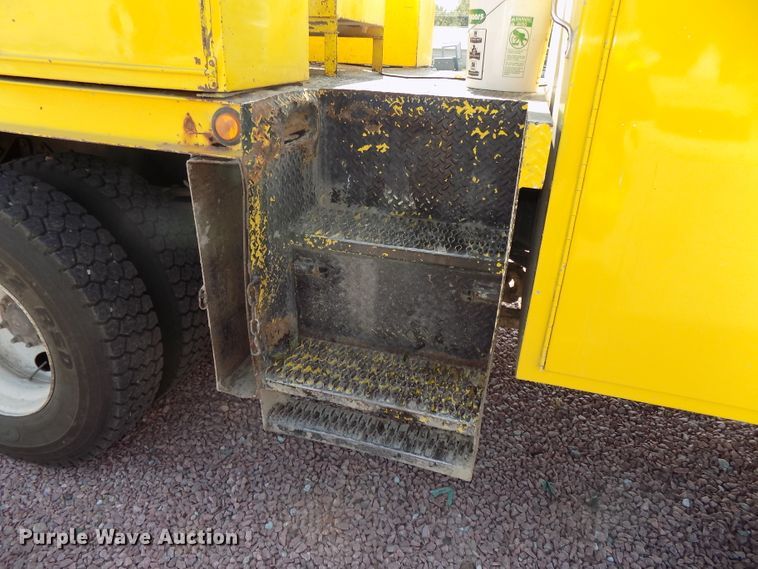 image for item DG2449 2006 International 7300 bucket truck