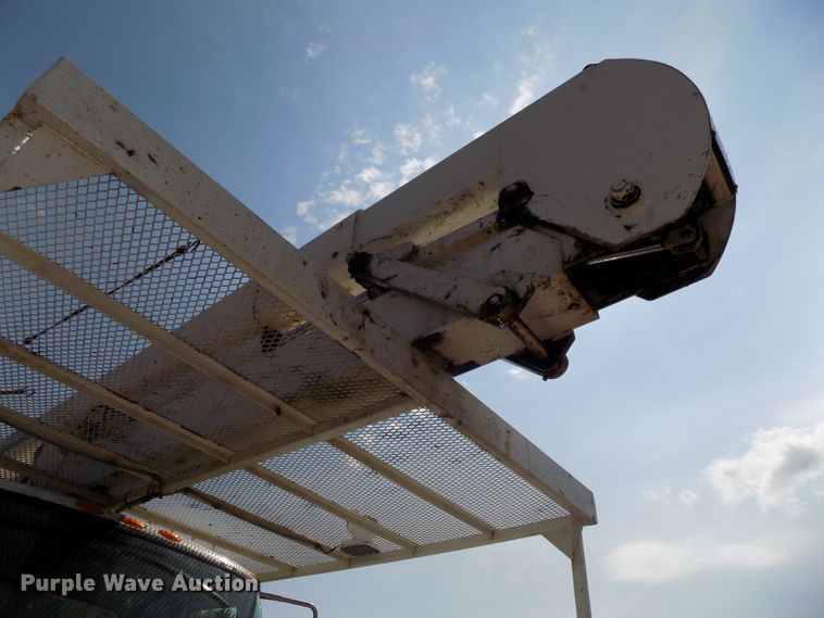 image for item DG2449 2006 International 7300 bucket truck