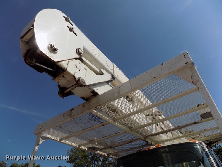 image for item DG2449 2006 International 7300 bucket truck