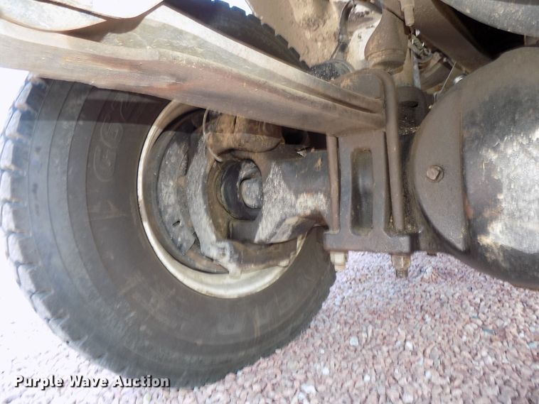 image for item DG2449 2006 International 7300 bucket truck