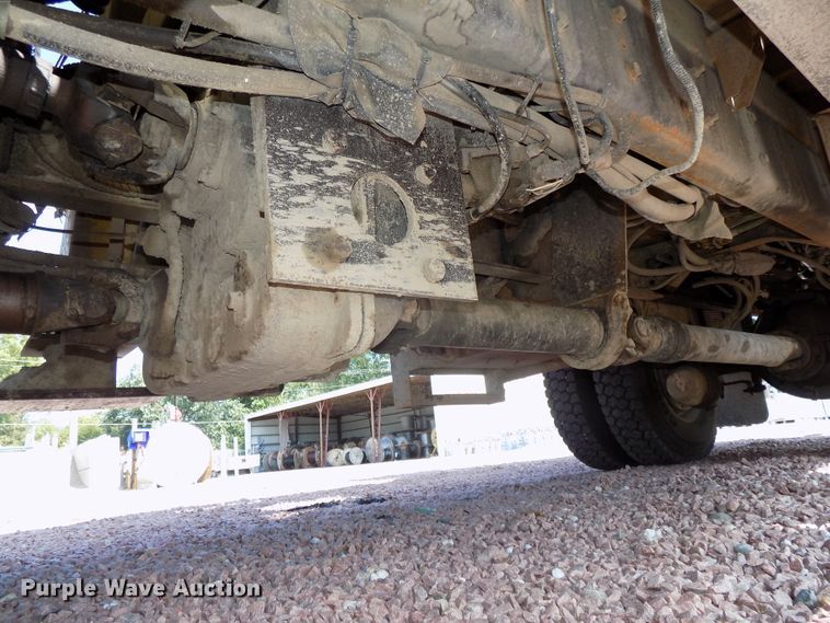 image for item DG2449 2006 International 7300 bucket truck