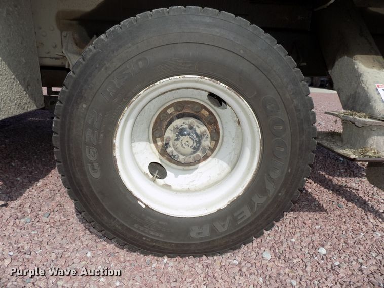 image for item DG2449 2006 International 7300 bucket truck