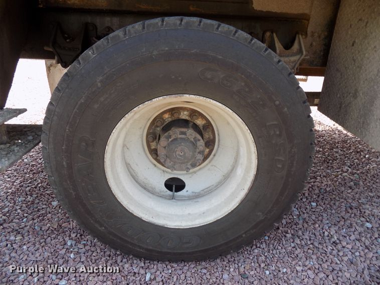 image for item DG2449 2006 International 7300 bucket truck