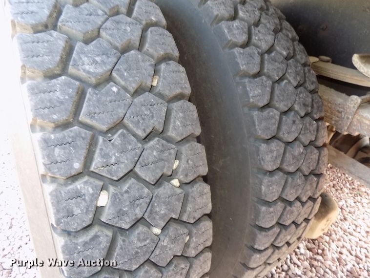 image for item DG2449 2006 International 7300 bucket truck