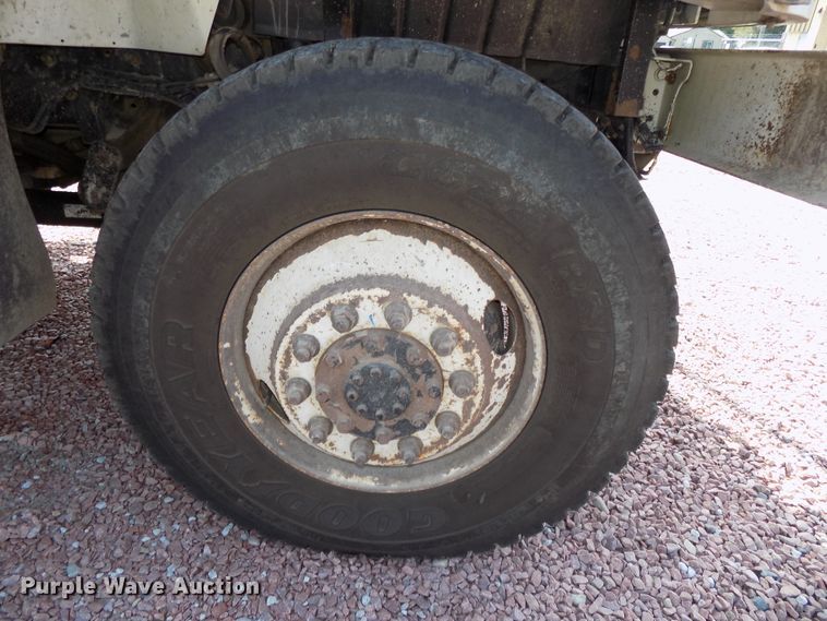 image for item DG2449 2006 International 7300 bucket truck