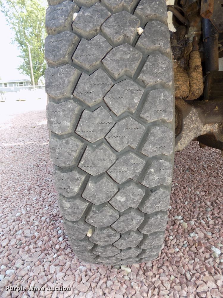 image for item DG2449 2006 International 7300 bucket truck