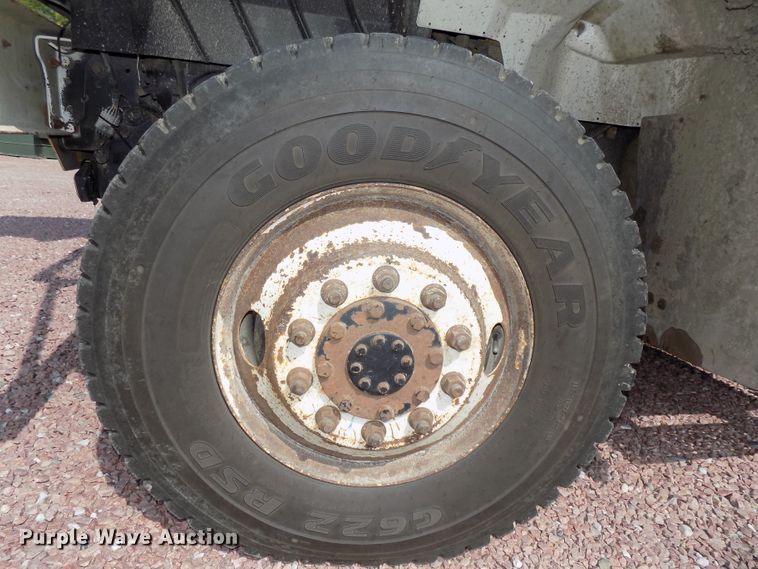 image for item DG2449 2006 International 7300 bucket truck