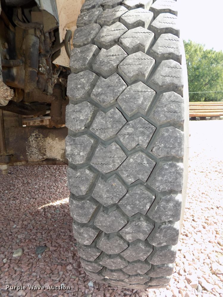 image for item DG2449 2006 International 7300 bucket truck