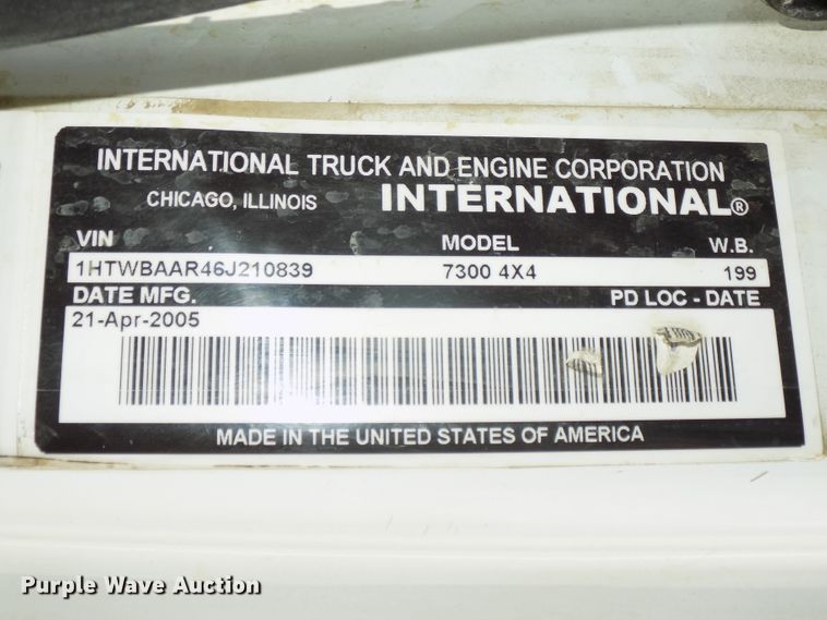image for item DG2449 2006 International 7300 bucket truck