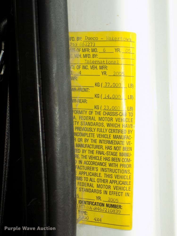 image for item DG2449 2006 International 7300 bucket truck