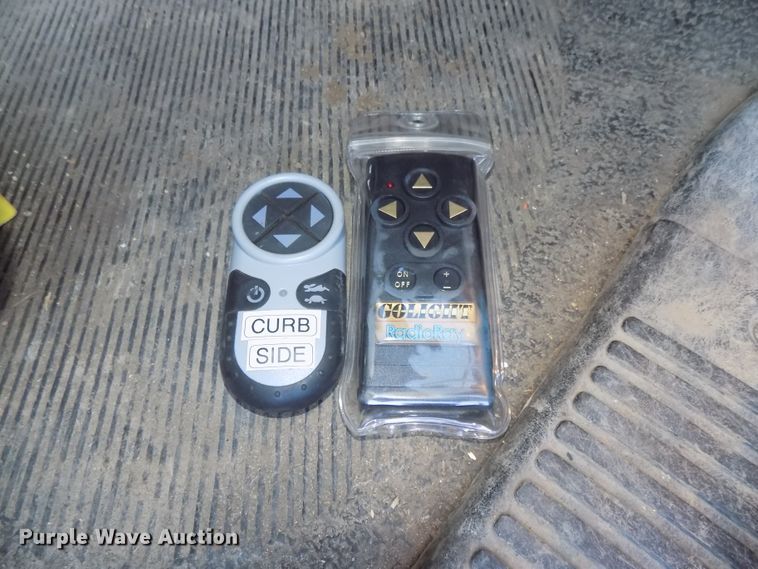 image for item DG2449 2006 International 7300 bucket truck