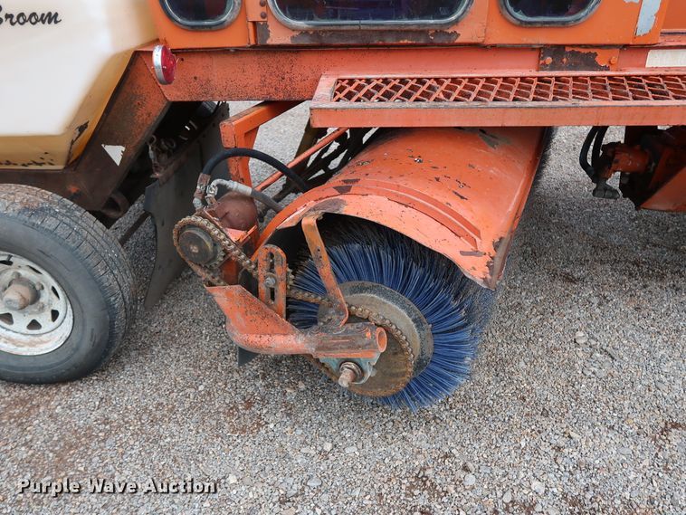 image for item DG4190 1999 Broce RJ350 broom