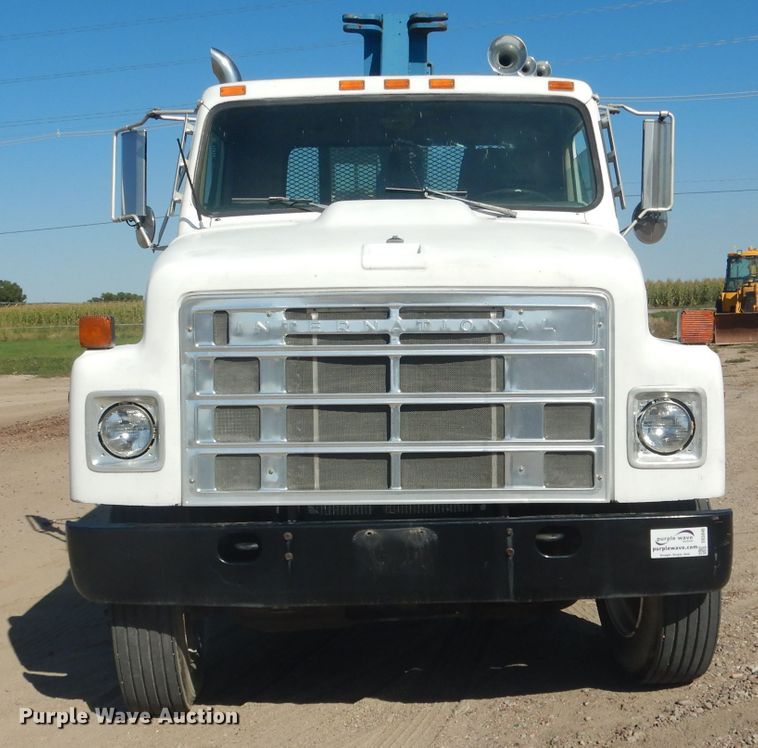 image for item DG5840 1985 International 2375 crane truck