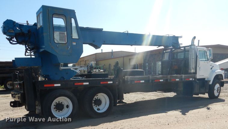 image for item DG5840 1985 International 2375 crane truck