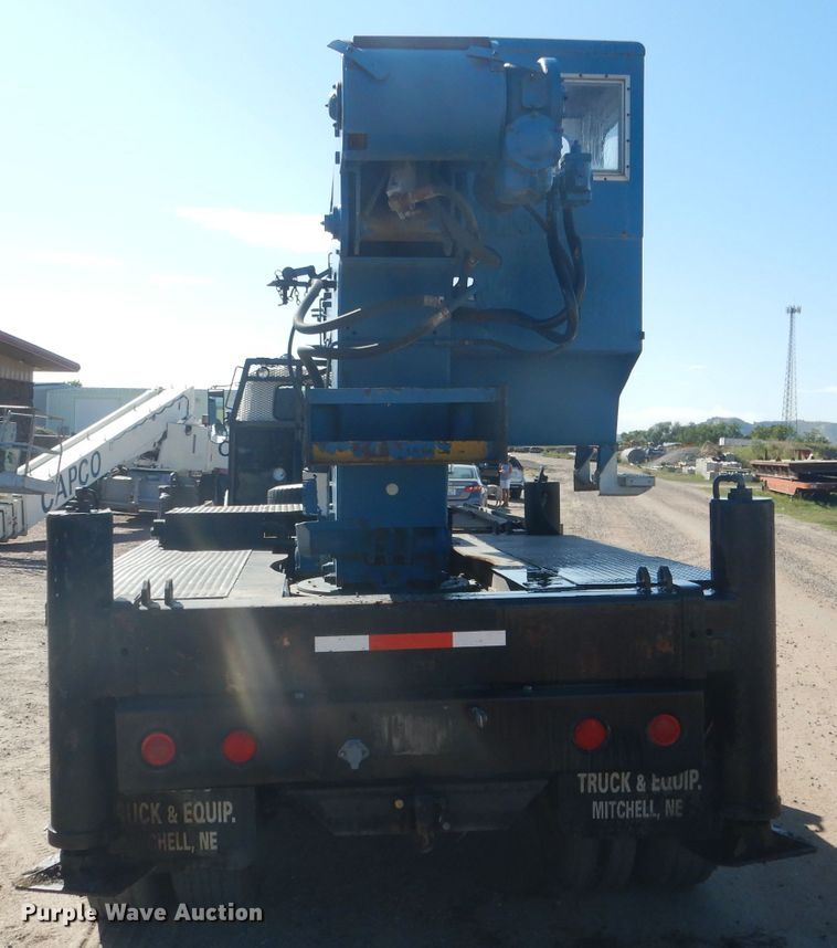 image for item DG5840 1985 International 2375 crane truck