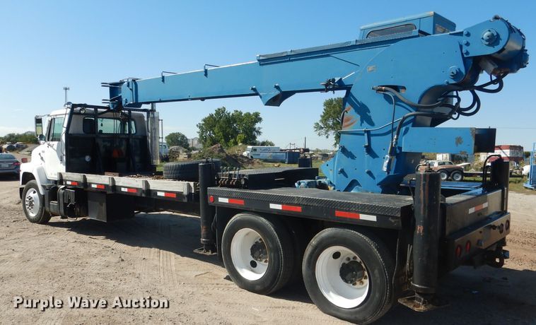 image for item DG5840 1985 International 2375 crane truck