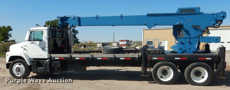 image for item DG5840 1985 International 2375 crane truck