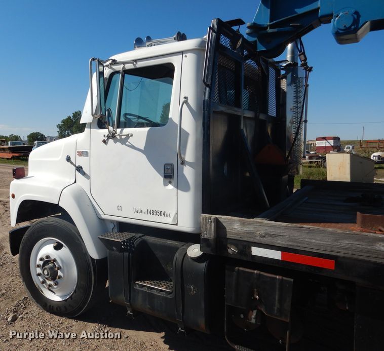 image for item DG5840 1985 International 2375 crane truck
