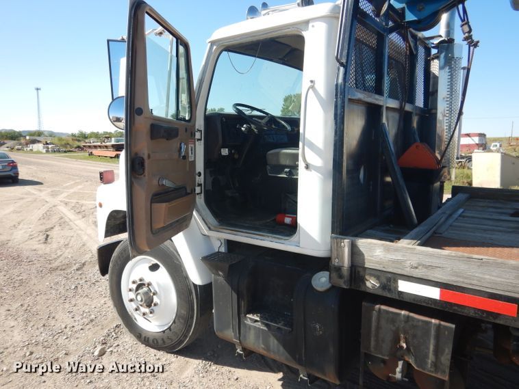 image for item DG5840 1985 International 2375 crane truck