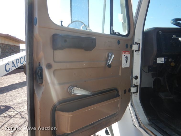 image for item DG5840 1985 International 2375 crane truck